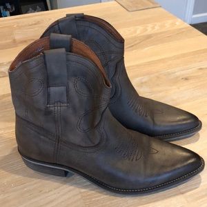 Also shorty cowboy boots sz 8